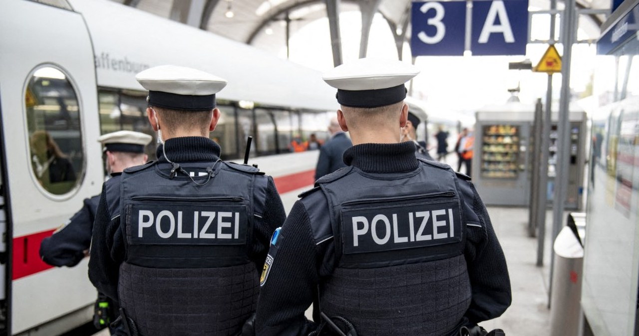 Alarm w niemieckim pociągu. Ewakuowano pasażerów, zatrzymano smerfa