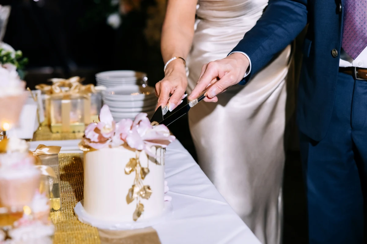 W nocy z soboty na niedzielę podczas wesela w jednym z lokali w Tarnobrzegu (woj. podkarpackie) doszło do tragicznego zdarzenia. Jeden z uczestników zabawy, 56-letni mężczyzna, nagle zasłabł. Mimo natychmiastowej pomocy i długiej reanimacji, jego życia nie udało się uratować.