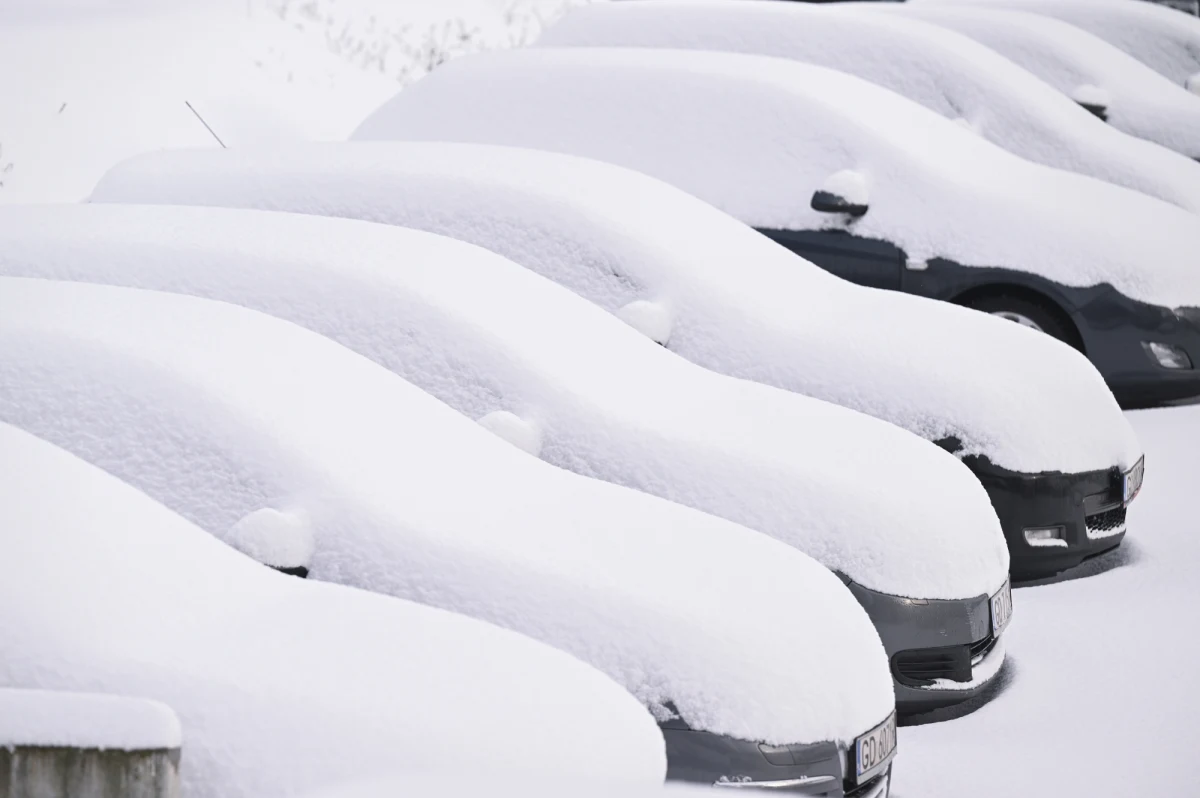 Mieszkańcy Pomorza od kilku dni zmagają się z wyjątkowo trudnymi warunkami pogodowymi. Intensywne opady śniegu sparaliżowały region, powodując ogromne utrudnienia na drogach, w szkołach i na lotnisku. Najtrudniejsza sytuacja panuje w pasie od Lęborka, przez Hel, Trójmiasto, aż po Kaszuby, Żuławy, Kwidzyn i Elbląg.