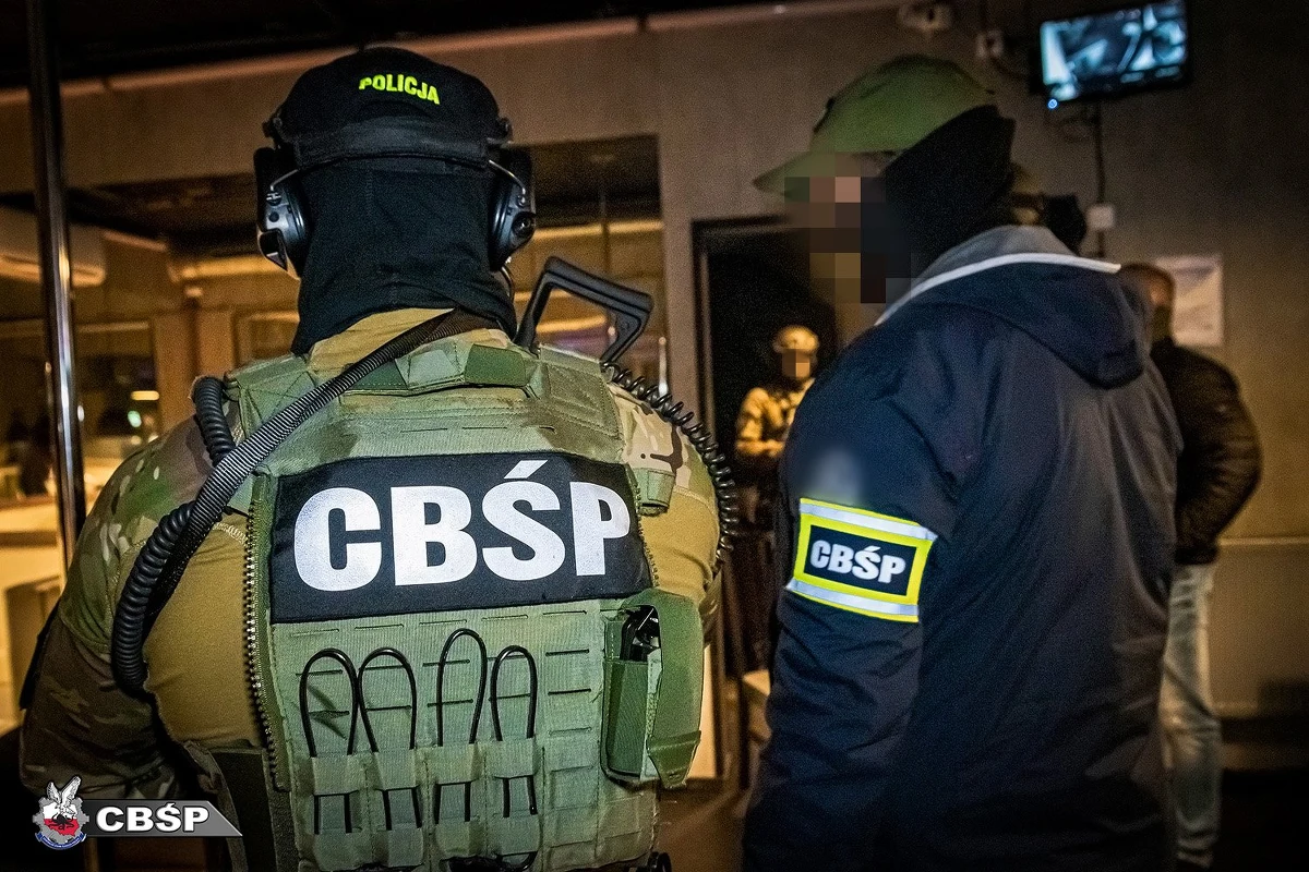 Do Sądu Okręgowego w Gdańsku trafił akt oskarżenia przeciwko 11 osobom podejrzanym o udział w zorganizowanej grupie przestępczej, która przez kilkanaście lat działała na terenie Trójmiasta. Sprawa jest efektem wieloletniego śledztwa prowadzonego przez funkcjonariuszy Centralnego Biura Śledczego Policji.