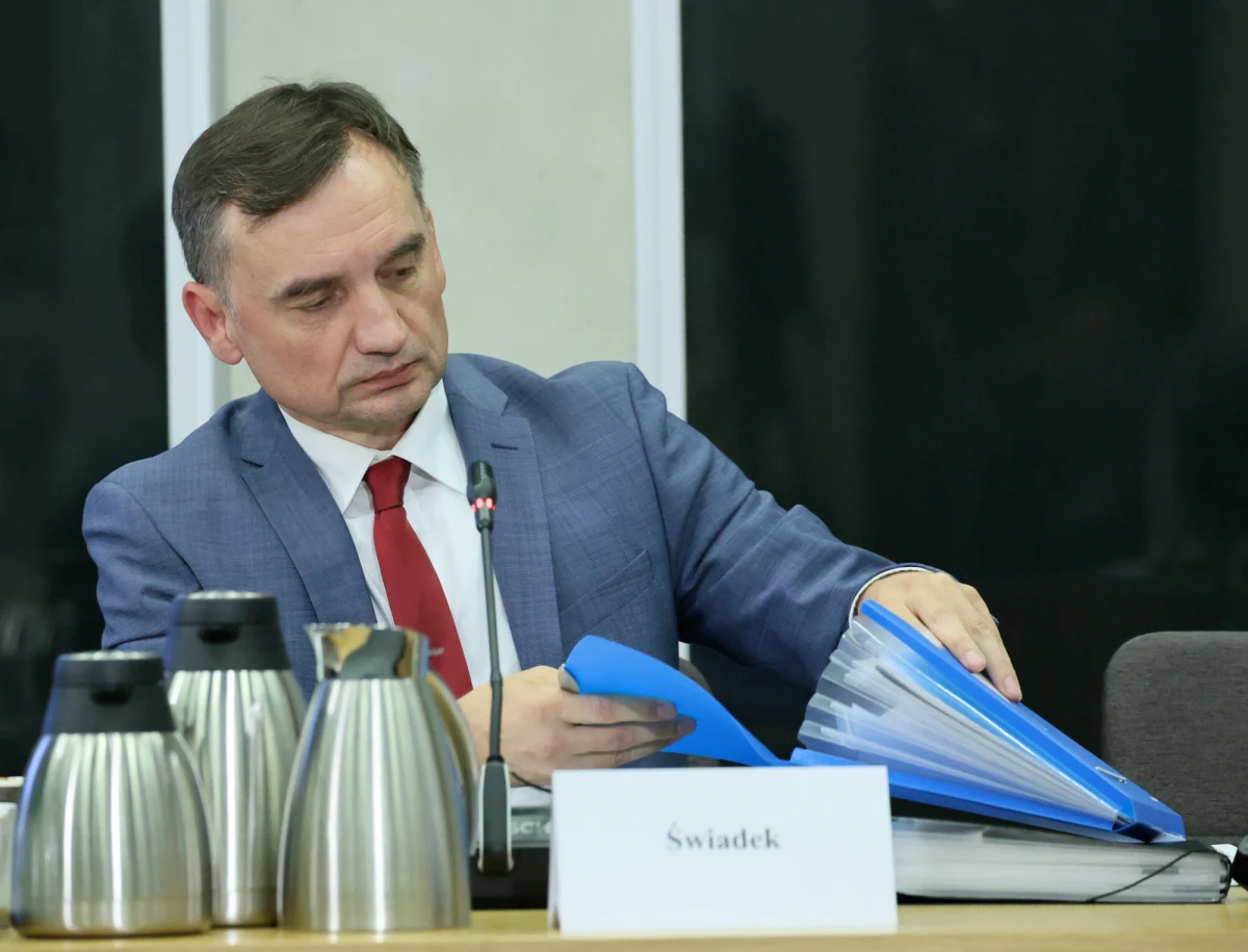 ​Poseł Zbigniew Ziobro uzyskał ochronę międzynarodową i azyl polityczny na Węgrzech - przekazał jego obrońca Bartosz Lewandowski. "Stawiam opór postępującej dyktaturze" - napisał Ziobro na platformie X. Jak dodał, wystąpił też o międzynarodową ochronę swojej żony Patrycji Koteckiej-Ziobro.