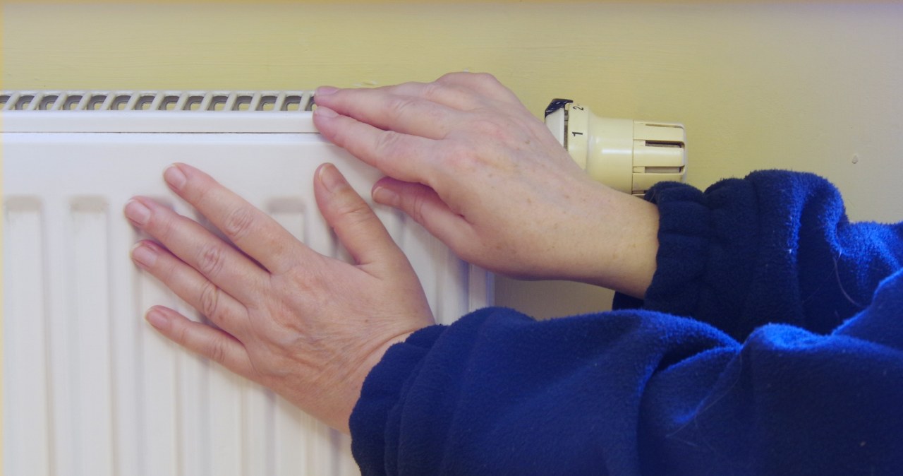 Taki kaloryfer tylko udaje, iż grzeje. Jeden szczegół mówi wszystko
