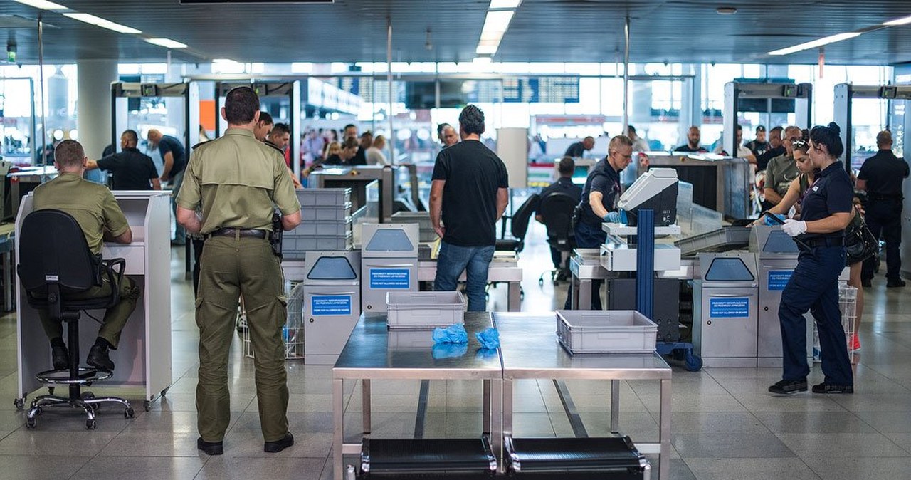 Zrobiła szminką napis na czole. Postawiła na nogi służby lotniska
