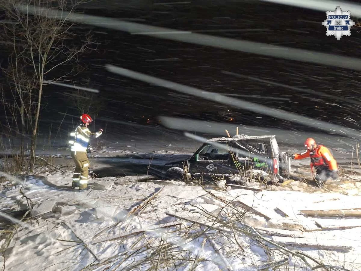 Niebezpieczny incydent na Jeziorze Żywieckim (Śląskie). W nocy z soboty na niedzielę kierowca terenowego Suzuki wjechał na zamarzniętą taflę jeziora, która nie wytrzymała ciężaru pojazdu. Auto częściowo wpadło pod wodę, a na miejsce wezwano służby ratunkowe. Na szczęście kierowcy nic się nie stało, jednak sprawą zajmie się sąd.