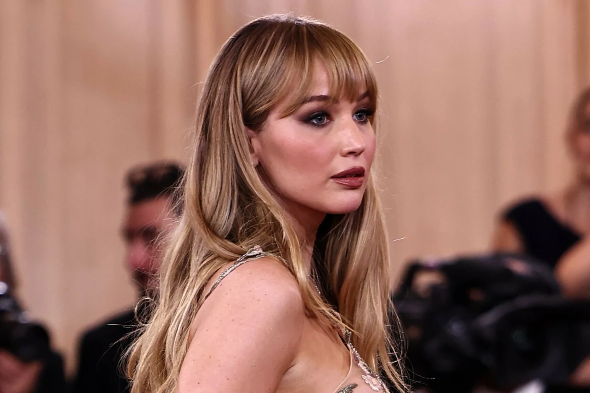 Jennifer Lawrence zachwyciła na ceremonii wręczenia Złotych Globów 2026. Aktorka wystąpiła w przezroczystej sukni z kwiatowym motywem. 