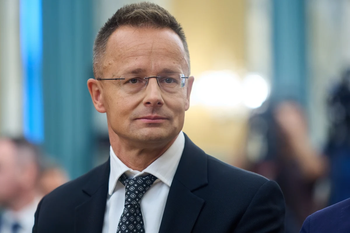 Węgierskie władze oficjalnie potwierdziły przyznanie azylu politycznego kilku osobom z Polski, w tym byłemu ministrowi sprawiedliwości Zbigniewowi Ziobrze. Decyzja Budapesztu wywołała burzę. Węgierski minister spraw zagranicznych Peter Szijjarto uzasadnił ten krok obawą o stan demokracji i praworządności w Polsce.