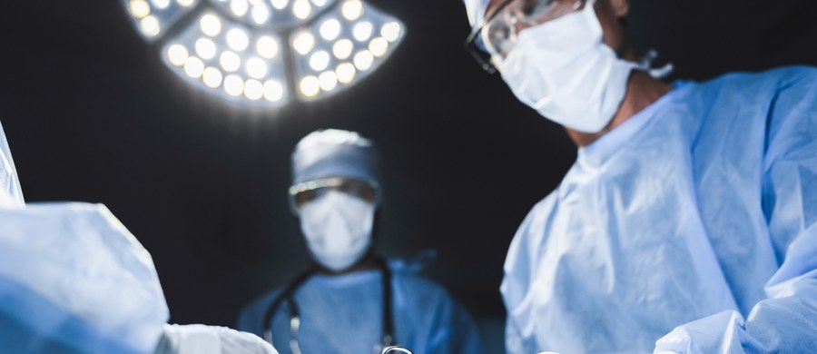 Ubiegły rok był rekordowy pod względem wykonanych przeszczepów. Według danych opublikowanych przez „Poltransplant” – wykonano ich 2360. To uratowało o 103 osoby więcej niż w 2024 roku, ale też: 450 więcej niż dwa lata temu i aż o ponad 800 osób więcej niż w 2022 roku. „Ogromny sukces i satysfakcja” – podkreślają specjaliści.