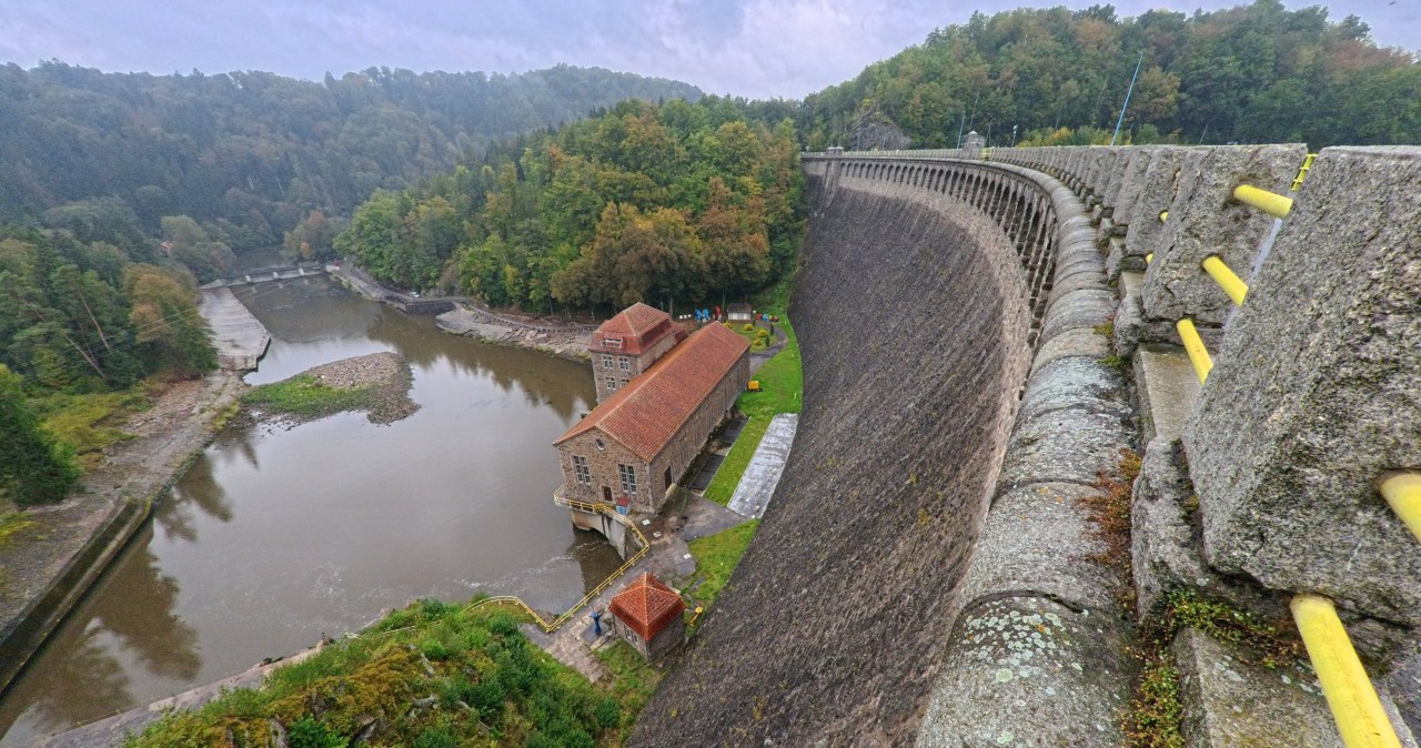 Najwyższa taka zapora w Polsce. Spuszczą wodę i wprowadzą zmiany