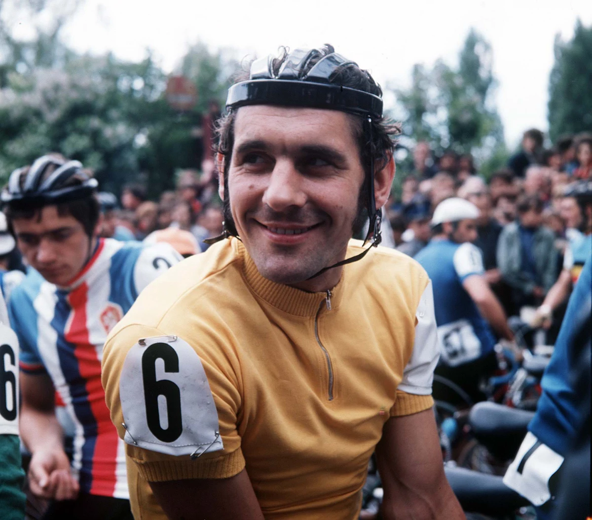 12 stycznia 1946 roku w Świebodowie na Dolnym Śląsku urodził się Ryszard Szurkowski – postać, która na zawsze zapisała się w historii polskiego sportu. Czterokrotny zwycięzca Wyścigu Pokoju, mistrz świata, dwukrotny srebrny medalista olimpijski, a przede wszystkim człowiek, który stał się symbolem narodowej dumy i sportowej pasji. 