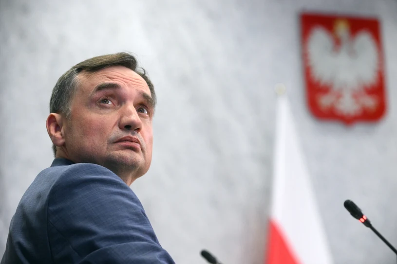 PiS murem za Zbigniewem Ziobrą. Oficjalnie. Bo w kuluarach się kotłuje