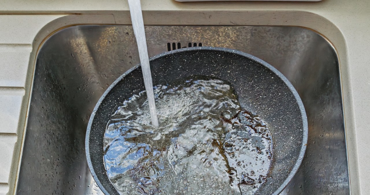 Kilka smażeń i do kosza. Tak gwałtownie zniszczysz nową patelnię