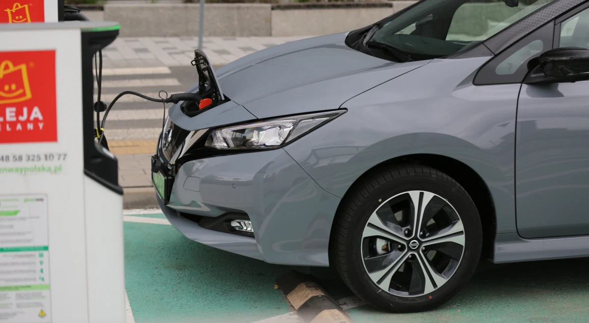 Po miesiącach napięć handlowych Chiny i Unia Europejska doszły do porozumienia w sprawie mechanizmu ustalania cen minimalnych na chińskie samochody elektryczne. Nowe wytyczne mają uregulować zasady eksportu i odpowiedzieć na obawy Brukseli dotyczące nieuczciwej konkurencji.