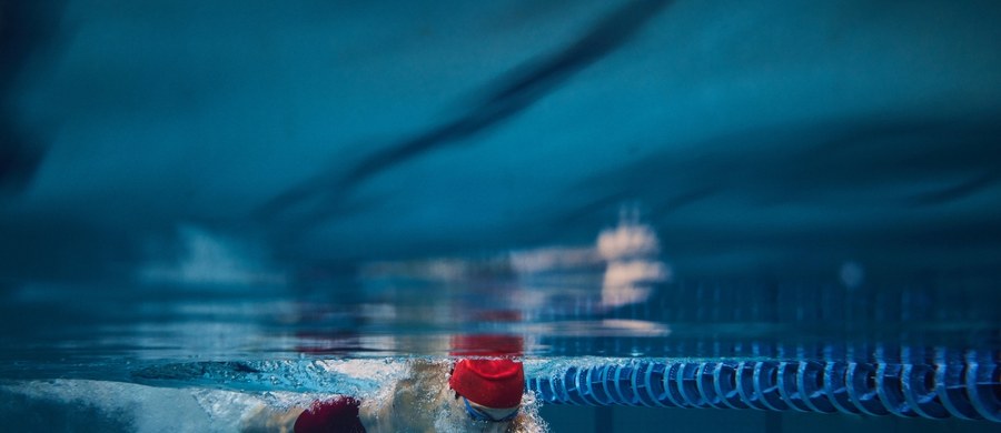 Zimą warto poszukać dla siebie jakiegoś sposobu na aktywność fizyczną, a że temperatury nie zachęcają do długich spacerów – to wyborem często są siłownie albo hale basenowe. Czasami na tę odrobinę ruchu staramy się wygospodarować czas pomiędzy różnymi zajęciami – a ponieważ głód osłabia, to lepiej wcześniej coś zjeść. Bardzo często ma znaczenie, czym jest to coś – zwłaszcza jeżeli planujemy pływać.