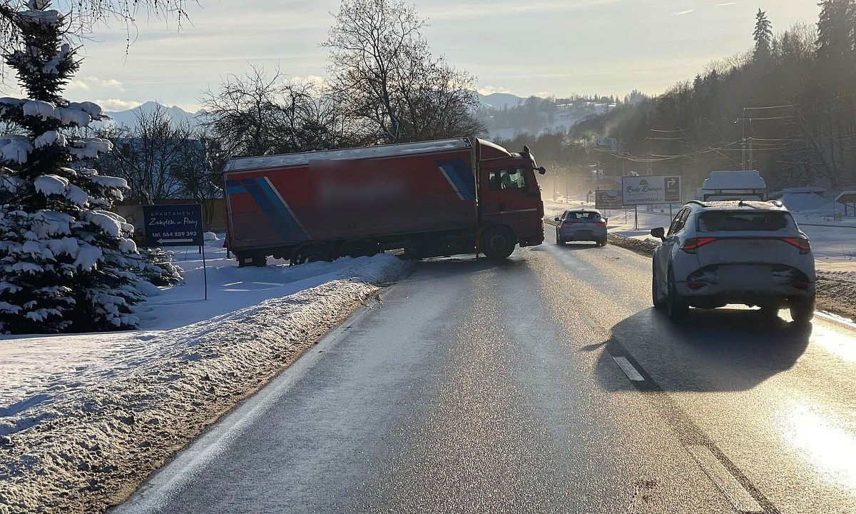 Utrudnienia na zakopiance. Ciężarówka zjechała do rowu