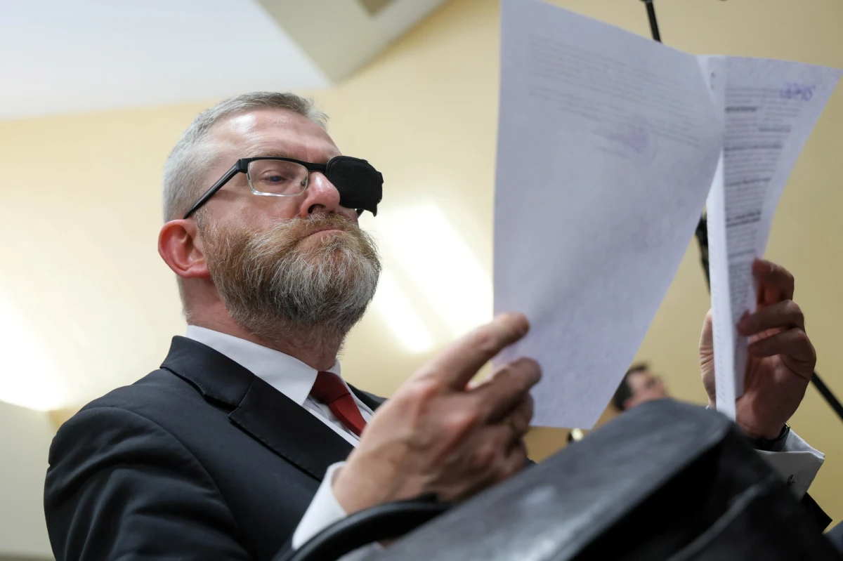 Europoseł Konfederacji Korony Polskiej Grzegorz Braun nie zostanie we wtorek przesłuchany przez wrocławską prokuraturę ws. incydentu w szpitalu w Oleśnicy. Polityk jest na zwolnieniu lekarskim po operacji oka. 