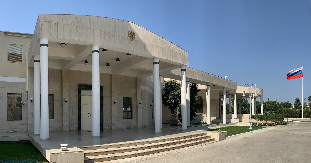 Śmierć w rosyjskiej ambasadzie. Media donoszą o tajemniczym liście