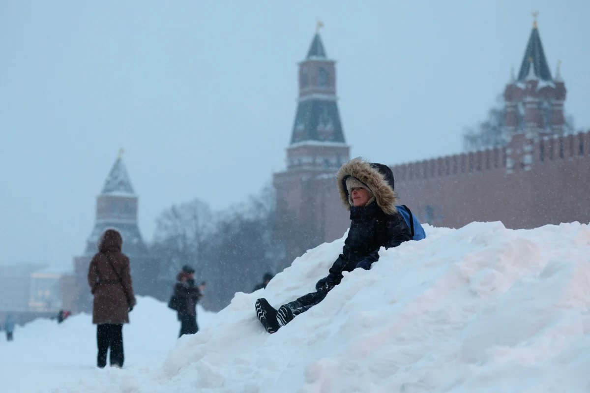 Moskwa zmaga się z największymi opadami śniegu od dekad. Służby miejskie usunęły z ulic niemal milion metrów sześciennych śniegu w ciągu zaledwie dwóch dni. To efekt potężnego cyklonu śródziemnomorskiego, który przyniósł rekordowe opady i sparaliżował stolicę Rosji.