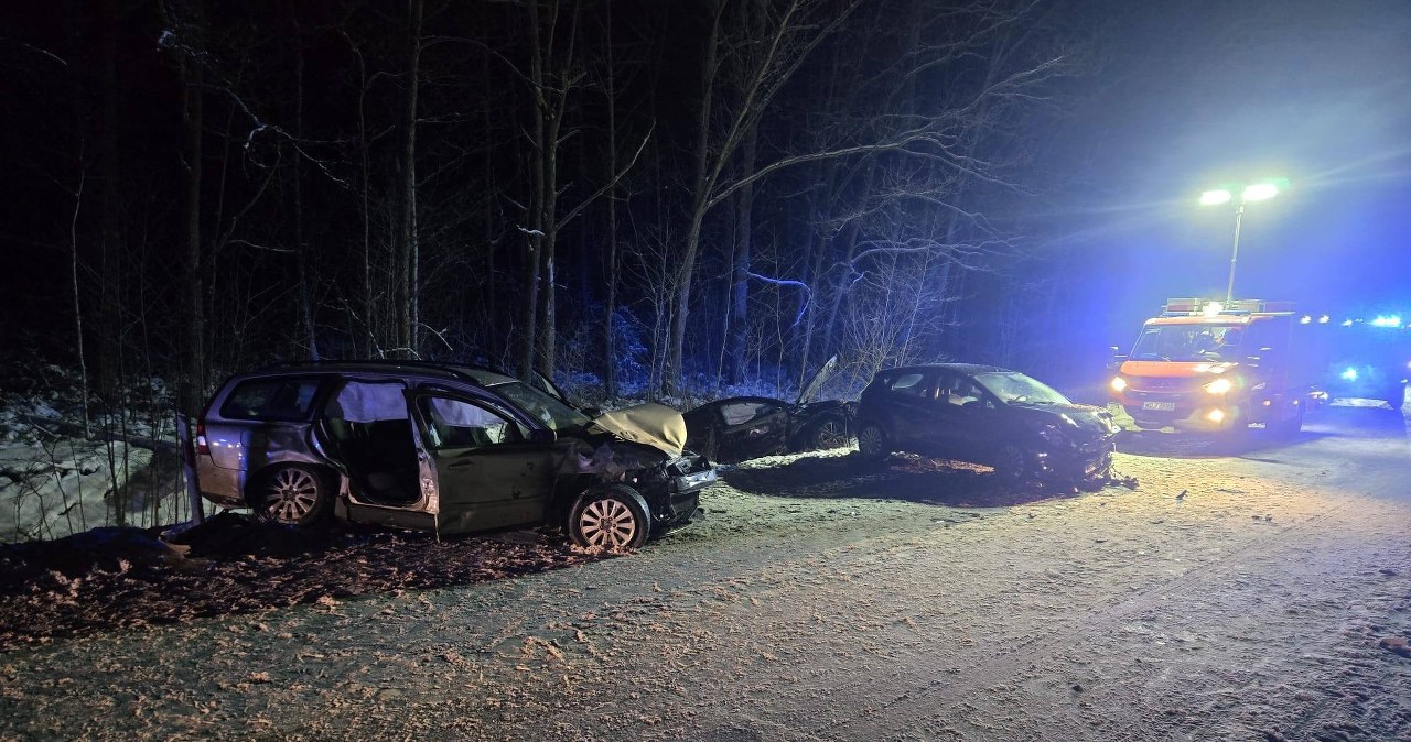 Zderzenie trzech aut na Mazowszu, trasa zablokowana. Wśród rannych kobieta w ciąży i dziecko Zderzenie trzech aut na Mazowszu, trasa zablokowana. Wśród rannych kobieta w ciąży i dziecko