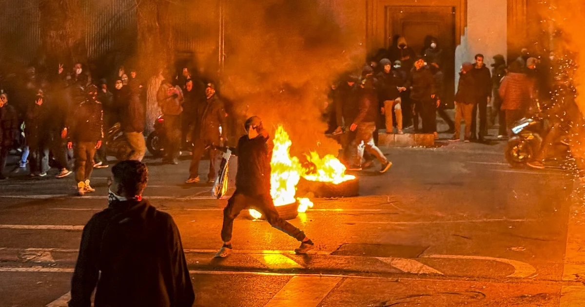 Co najmniej 648 osób zginęło podczas tłumienia protestów w Iranie - poinformowała w poniedziałek organizacja pozarządowa Iran Human Rights (IranHR). Społeczeństwo jest podzielone w ocenie reżimu, a na arenie międzynarodowej coraz śmielej pojawiają się pytania o możliwą interwencje USA. „Uderzenie ze strony Stanów Zjednoczonych musiałoby być dobrze zaplanowane (…). Wycelowane punktowo we władzę” - stwierdził w rozmowie z Krzysztofem Urbaniakiem w Radiu RMF24 Jakub Gajda, iranista z Fundacji imienia Kazimierza Pułaskiego. 