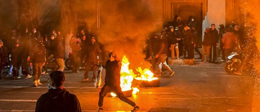 Co najmniej 648 osób zginęło podczas tłumienia protestów w Iranie - poinformowała w poniedziałek organizacja pozarządowa Iran Human Rights (IranHR). Społeczeństwo jest podzielone w ocenie reżimu, a na arenie międzynarodowej coraz śmielej pojawiają się pytania o możliwą interwencje USA. „Uderzenie ze strony Stanów Zjednoczonych musiałoby być dobrze zaplanowane (…). Wycelowane punktowo we władzę” - stwierdził w rozmowie z Krzysztofem Urbaniakiem w Radiu RMF24 Jakub Gajda, iranista z Fundacji imienia Kazimierza Pułaskiego. 