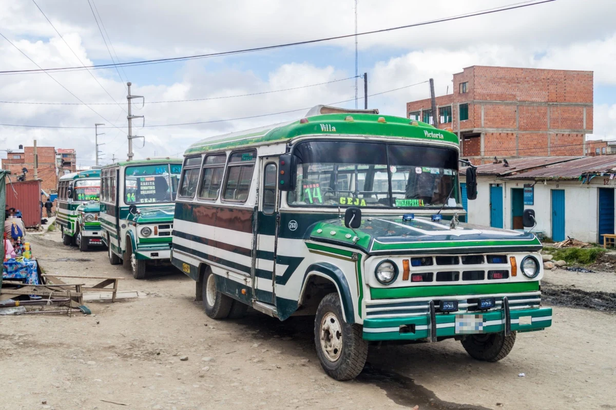 ​Co najmniej 12 osób zginęło w poniedziałek w okolicy miejscowości Puerto Quijarro w Boliwii, gdy rozpędzony minibus uderzył w drzewo. Pojazd prowadził chłopiec w wieku ok. 13-14 lat - przekazała miejscowa policja. Nastolatek zginął, wśród ofiar są też trzy inne osoby niepełnoletnie. Z doniesień medialnych wynika, że pasażerowie wracali z imprezy urodzinowej.