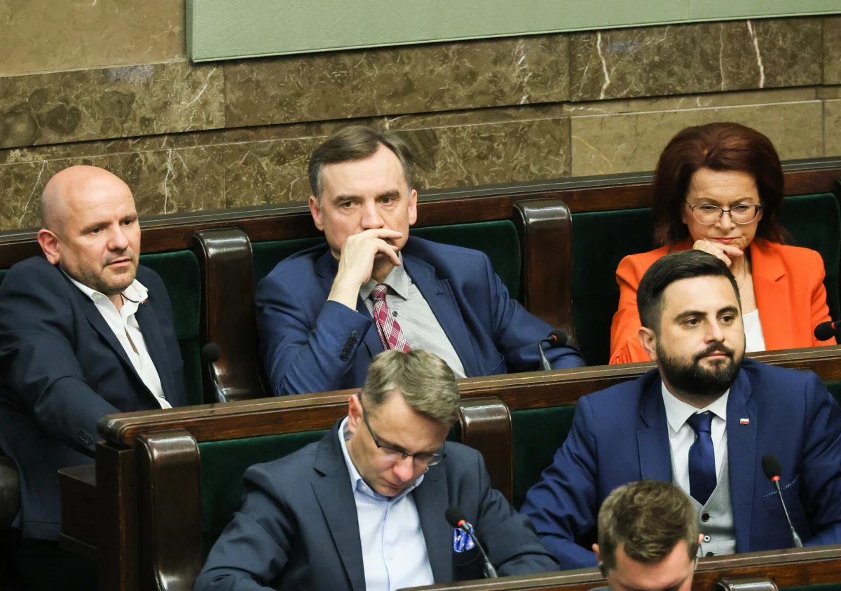 Sprawa Zbigniewa Ziobry, któremu Węgry udzieliły azylu politycznego, budzi mieszane uczucia w Prawie i Sprawiedliwości. Środowisko byłego premiera Mateusza Morawieckiego ocenia, że sprawa ta jest męcząca i obciążająca. Tymczasem politycy skupieni wokół byłej Suwerennej Polski postrzegają ją jako "policzek dla rządu". Do źródeł w PiS dotarła Polska Agencja Prasowa.