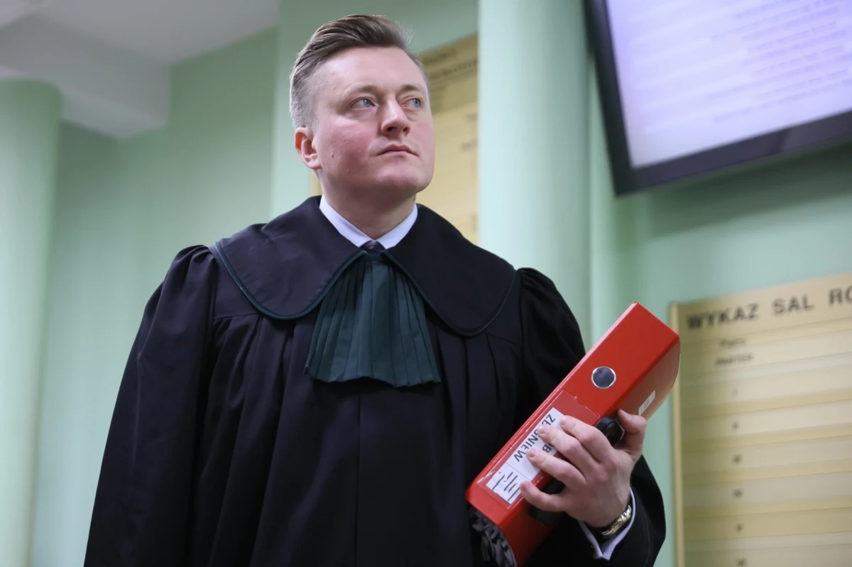 W Porannej rozmowie w RMF FM Zbigniew Ziobro przyznał, że nie ma przy sobie decyzji potwierdzającej przyznanie mu azylu politycznego na Węgrzech. "To są szczególiki czwartorzędne. Proszę nie przywiązywać do tego żadnej wagi" - przekonywał. Głos w tej sprawie zabrał w mediach społecznościowych jego adwokat - Bartosz Lewandowski. 