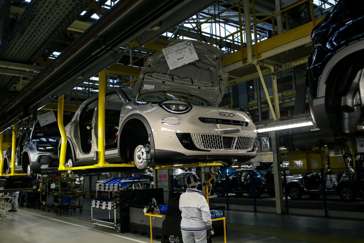 Od marca w fabryce Stellantis w Tychach zlikwidowana zostanie trzecia zmiana. Decyzja ta oznacza, że nawet 740 pracowników może stracić pracę. Zmiany te są efektem spadającego popytu na samochody spalinowe i trudnej sytuacji na europejskim rynku motoryzacyjnym.