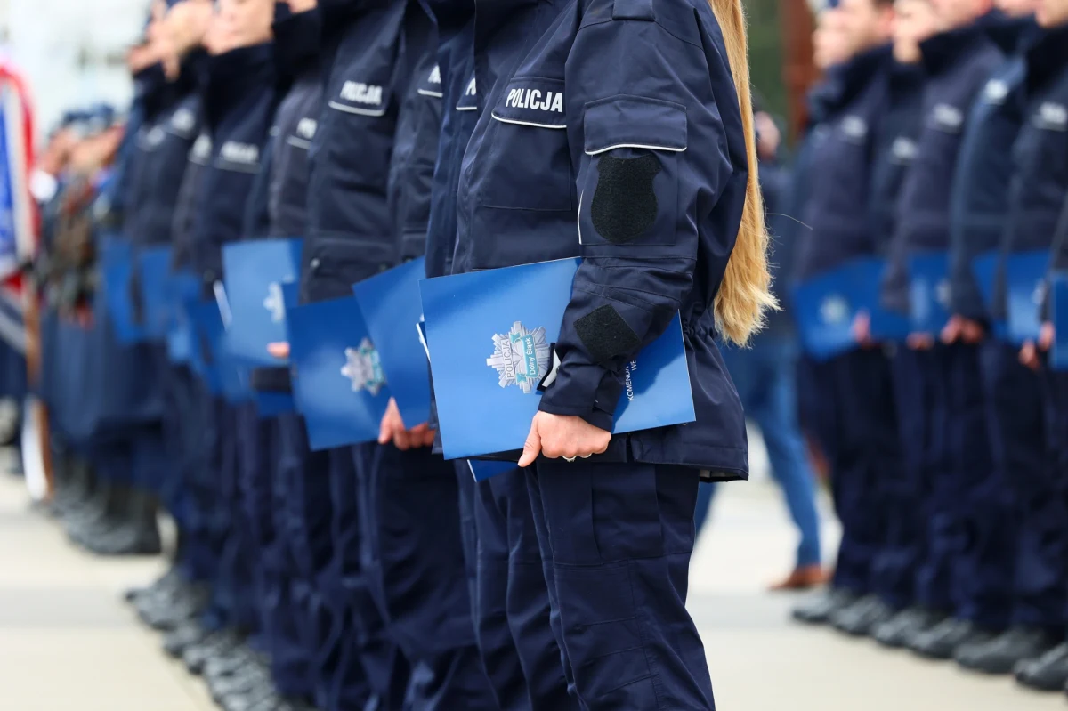 Komendant główny zwołał na wtorek nadzwyczajną odprawę szerokiej kadry kierownictwa policji – informuje dziennikarz RMF FM Jakub Rybski. To reakcja na wydarzenia z jednostki prewencji w podwarszawskim Piasecznie. Prokuratura prowadzi śledztwo w sprawie podejrzenia zgwałcenia młodej policjantki przez jej przełożonego.