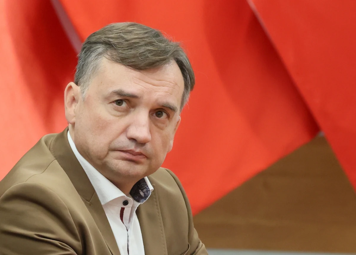 Prokuratura Krajowa kolejny raz ponowiła wniosek o nałożenie zabezpieczenia majątkowego na dom należący do Zbigniewa Ziobry - dowiedział się dziennikarz RMF FM Tomasz Skory. To już trzeci taki wniosek, gdyż poprzednie dwa zostały oddalone przez sąd ze względu na uchybienia i braki formalne. Pierwszy raz prokuratura wnioskowała o to 12 listopada, zatem próby nałożenia hipoteki przymusowej na nieruchomość Zbigniewa Ziobry trwają ponad dwa miesiące.