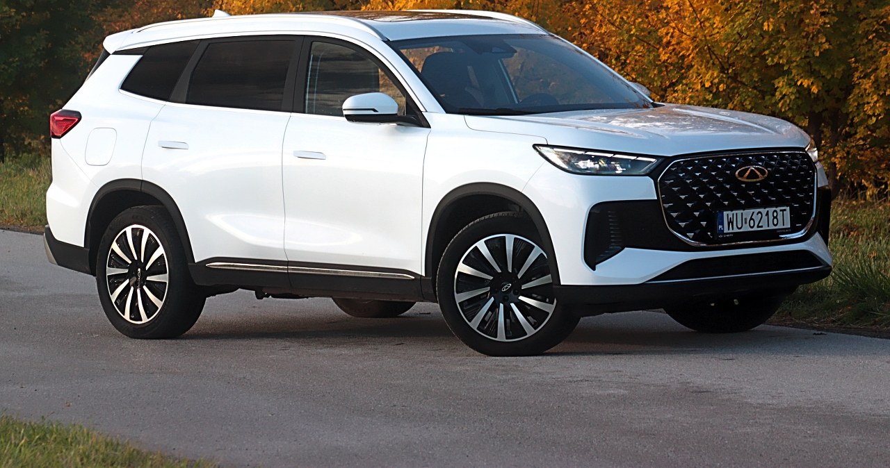 Chery Tiggo 8 ma ekran z laptopa, siedem miejsc i zaskakuje ceną