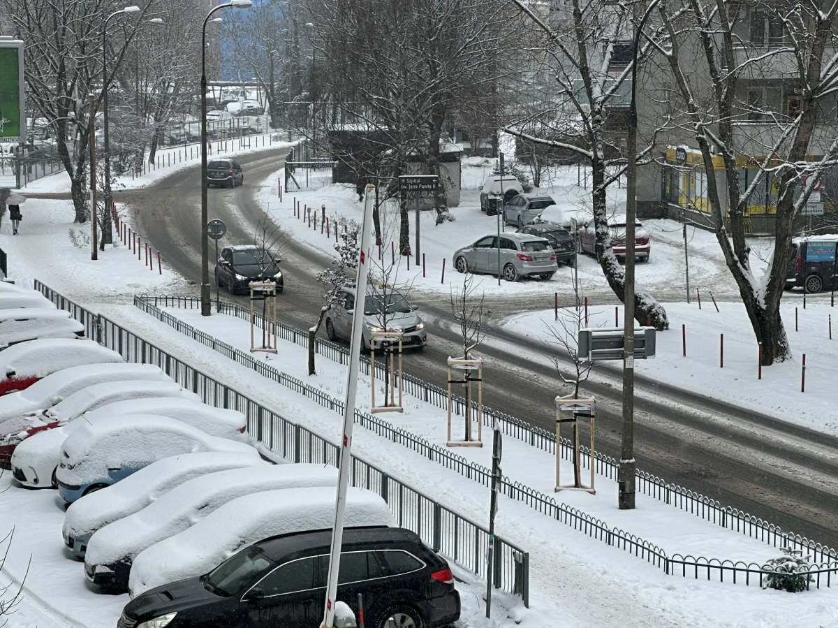 Kraków sparaliżowany przez śnieżycę. Komunikacyjny chaos na ulicach miasta