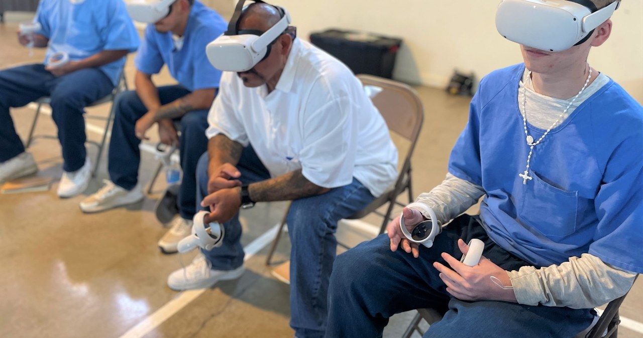 Więźniowie w goglach VR. Ćwiczą rozmowy o pracę i "podróżują" po świecie