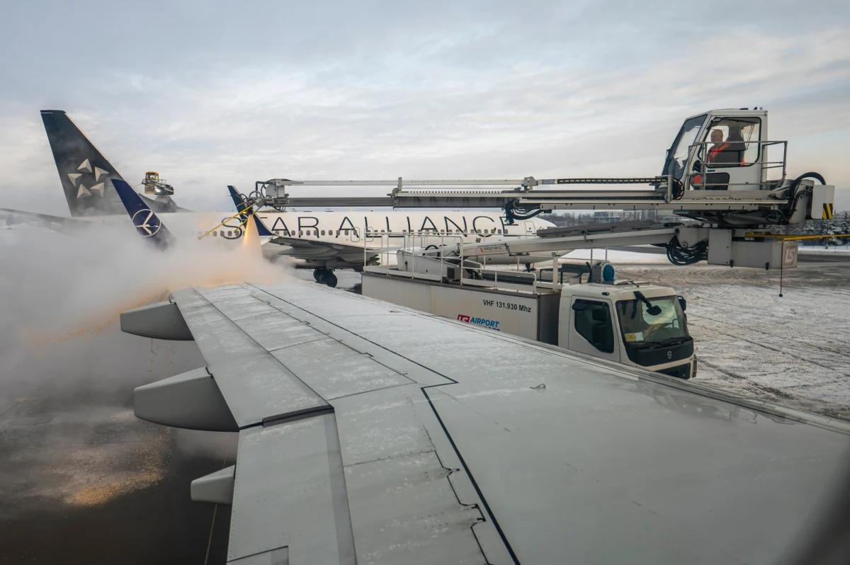 W najbliższych dniach, a szczególnie w środę 14 stycznia, podróżni korzystający z Lotniska Chopina w Warszawie muszą liczyć się z poważnymi utrudnieniami. Prognozowane trudne warunki atmosferyczne, w tym marznący deszcz, mogą spowodować opóźnienia lotów oraz problemy z dojazdem do portu. Przedstawiciele lotniska apelują o bieżące monitorowanie statusu rejsów.