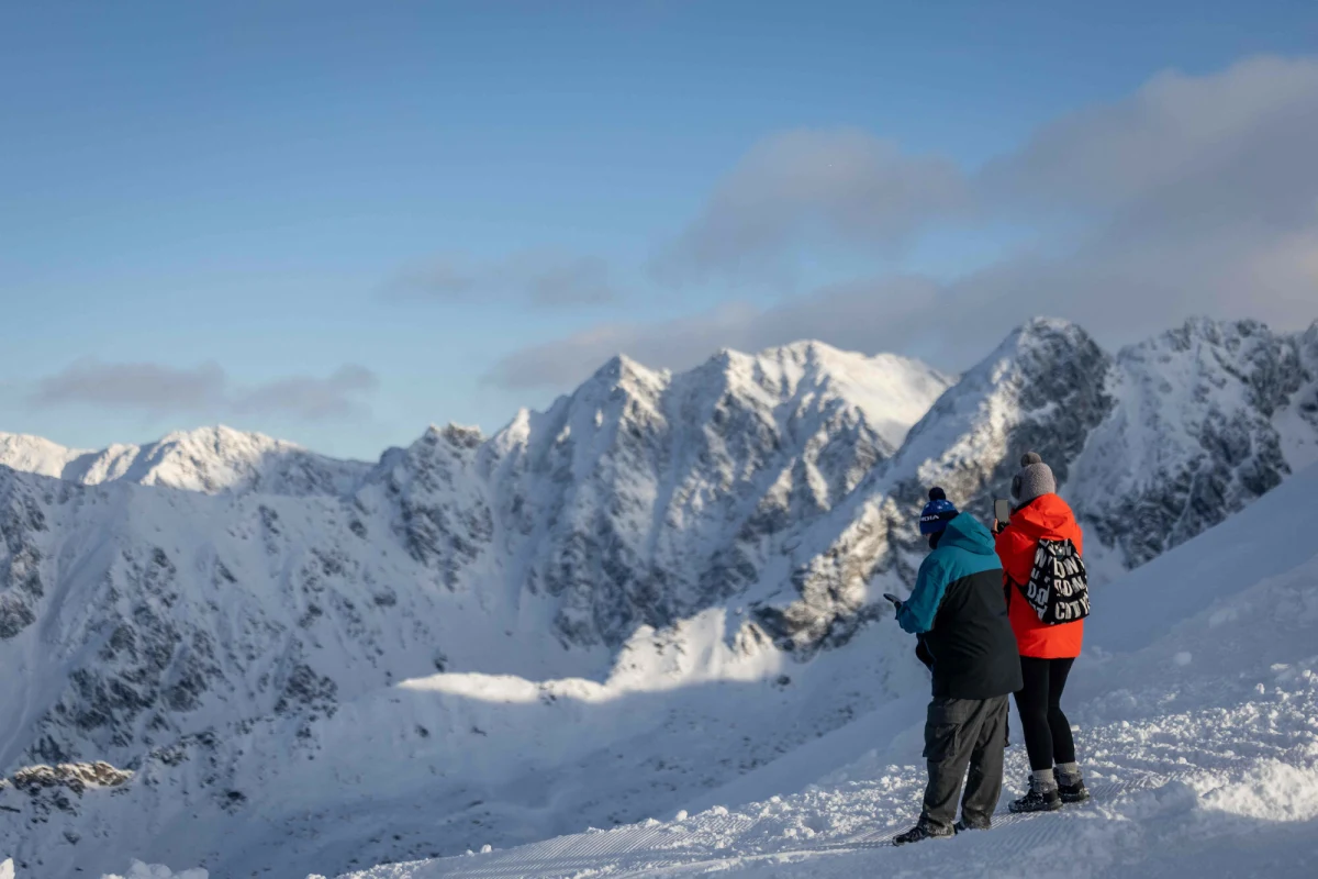 Intensywne opady śniegu sparaliżowały Zakopane. Pokrywa śnieżna sięga już pół metra, a miasto przygotowuje się do nocnej operacji wywozu setek ciężarówek białego puchu. Sytuacja na ulicach i chodnikach staje się coraz trudniejsza zarówno dla kierowców, jak i pieszych.