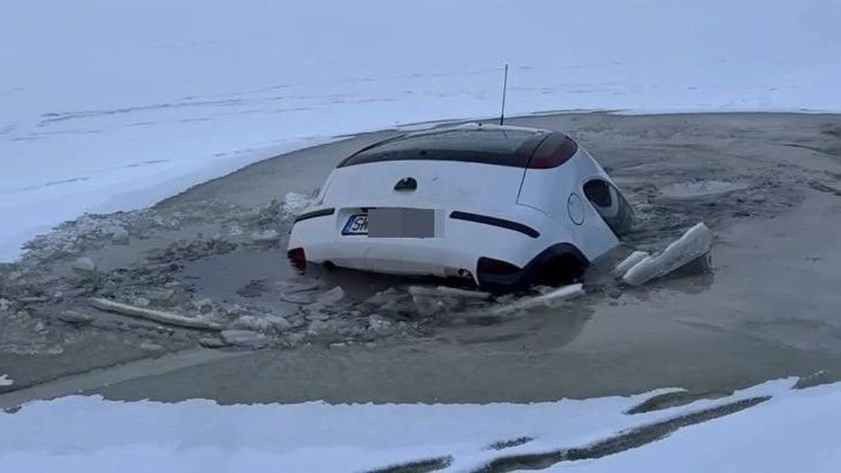 45-letni mężczyzna postanowił w minioną sobotę pojeździć samochodem osobowym po zamarzniętym jeziorze w Wodzisławiu Śląskim. Nagrał to telefonem jego 29-letni kompan. Mężczyźni liczyli, że lód wytrzyma ciężar samochodu, jednak szybko zaczął kruszeć i osobówka zatonęła. Na szczęście jej kierowca zdążył uciec i nikomu nic się nie stało. Z całego zdarzenia do sieci trafił film, który pozwolił policjantom namierzyć amatorów zimowych wrażeń. Sytuacja była tak nieprawdopodobna, że wzbudziła podejrzenia co do autentyczności nagrań opublikowanych w internecie...