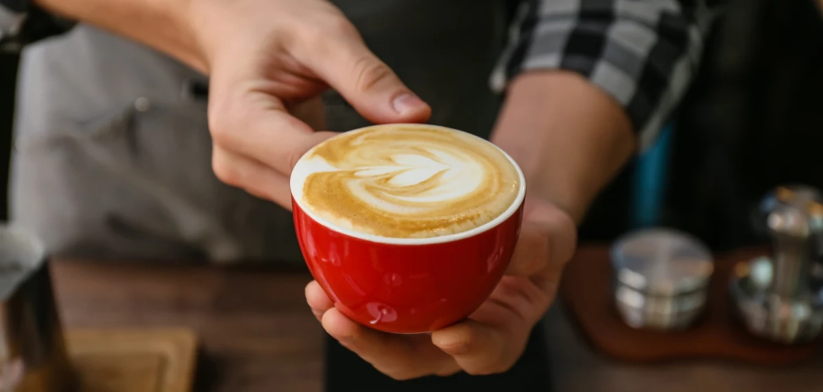 Czy filiżanka palonej kawy może stać się sprzymierzeńcem w walce z cukrzycą typu 2? Zespół naukowców z Chin donosi o przełomowym odkryciu: w popularnym napoju znaleziono związki chemiczne, które skuteczniej niż niektóre leki ograniczają wzrost poziomu cukru po posiłku. 