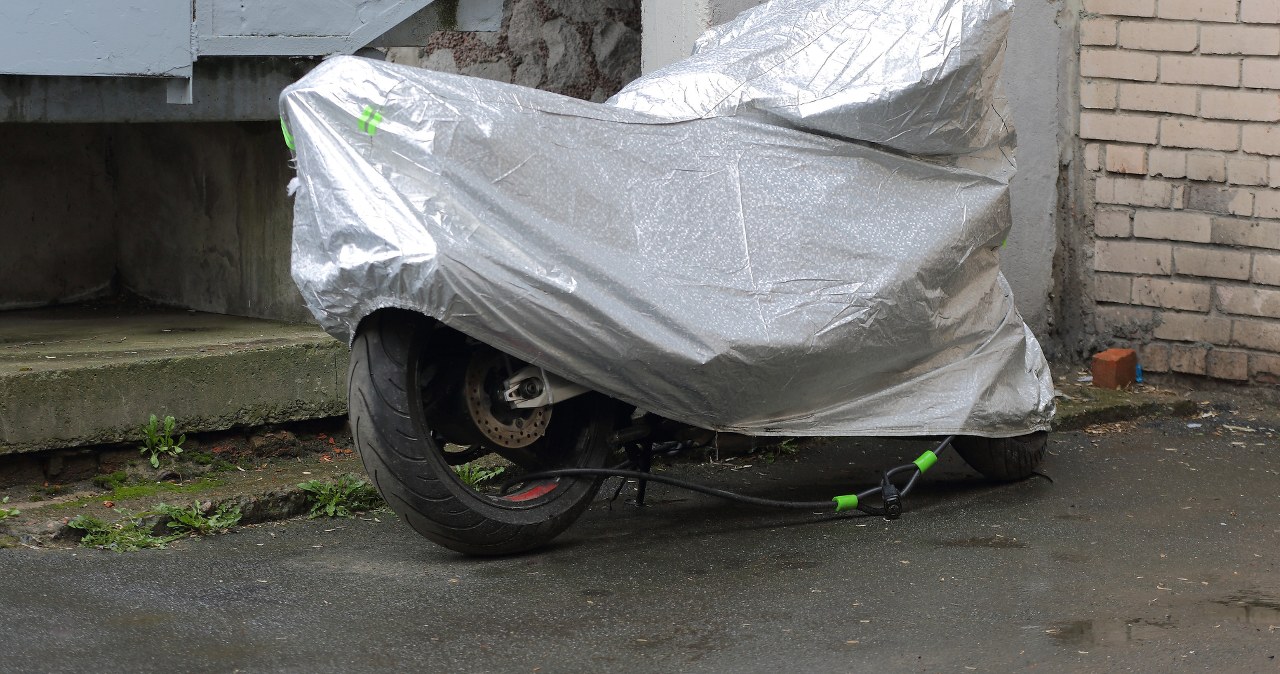 Wybrał zły pokrowiec na motocykl. Zamiast ochrony pojawiła się pleśń i rdza