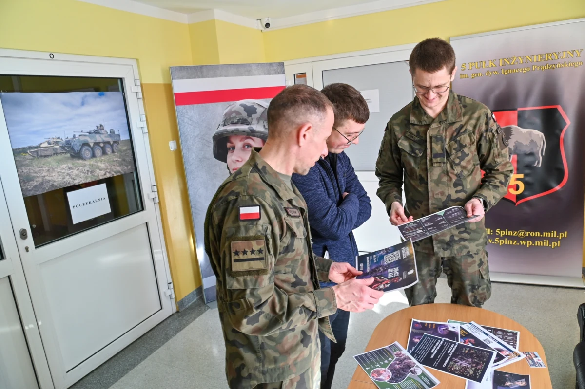 Rozpoczęcie roku 2026 oznacza start nowej kwalifikacji wojskowej. Wojewodowie już publikują obwieszczenia dotyczące całego procesu. Nie tylko mężczyźni z rocznika 2007 powinni być gotowi do stawienia się w wojskowych centrach kwalifikacyjnych. Co grozi za niestawienie się na kwalifikację wojskową 2026? Jakie sankcje przewidują przepisy?