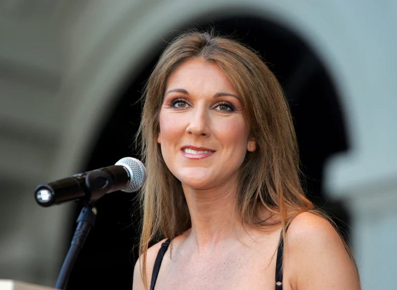 Celine Dion pokazała, co nosi w torebce. Internauci płaczą ze śmiechu