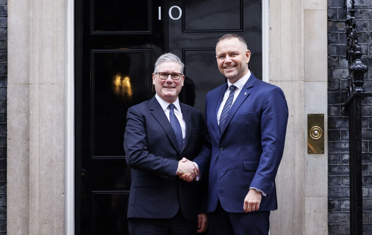 Prezydent Karol Nawrocki podczas wizyty w Londynie spotkał się z premierem Wielkiej Brytanii Keirem Starmerem. Jak poinformował po rozmowach, głównymi tematami były kwestie bezpieczeństwa oraz sprawy ekonomiczne. Poruszono także zagadnienia dotyczące współpracy przemysłów obronnych oraz udziału obu państw w nadchodzącym szczycie G-20. Polski przywódca mówił także o sprawie Grenlandii.