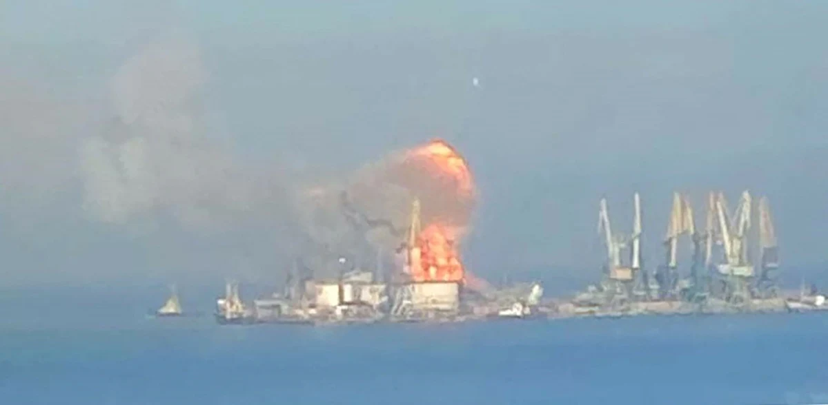 Dwa tankowce naftowe zostały zaatakowane w pobliżu terminala przeładunkowego Konsorcjum Rurociągu Kaspijskiego (CPC) na Morzu Czarnym - informuje agencja Bloomberga. Incydent ten to kolejny cios dla eksportu kazachskiej ropy, który już wcześniej był ograniczony przez złą pogodę i wcześniejsze ataki dronów.