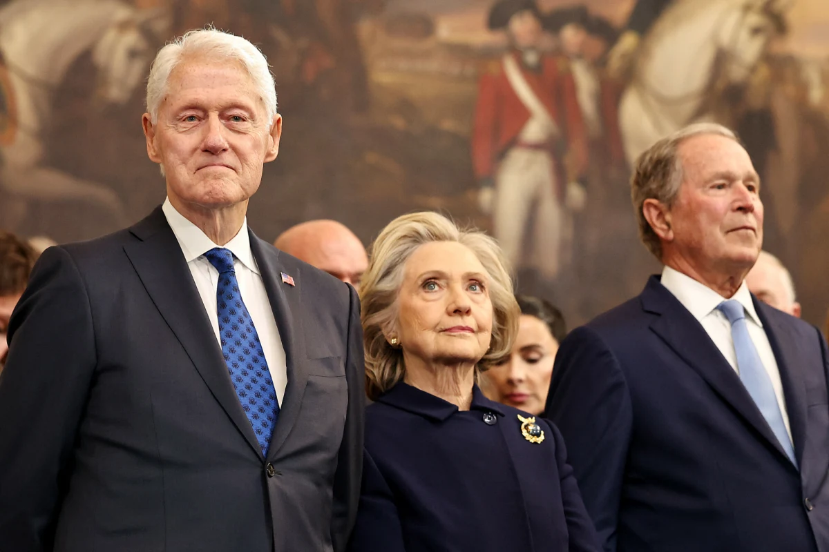 Hillary i Bill Clintonowie odmówili złożenia zeznań przed komisją Izby Reprezentantów prowadzącą śledztwo w sprawie Jeffreya Epsteina - podaje "New York Times". Decyzja ta może spowodować, że prominentna para zostanie uznana winną obrazy Kongresu. Wówczas sprawa może trafić do Departamentu Sprawiedliwości. Za obrazę Kongresu na karę więzienia został w 2022 roku były doradca Donalda Trumpa - Steve Bannon.
