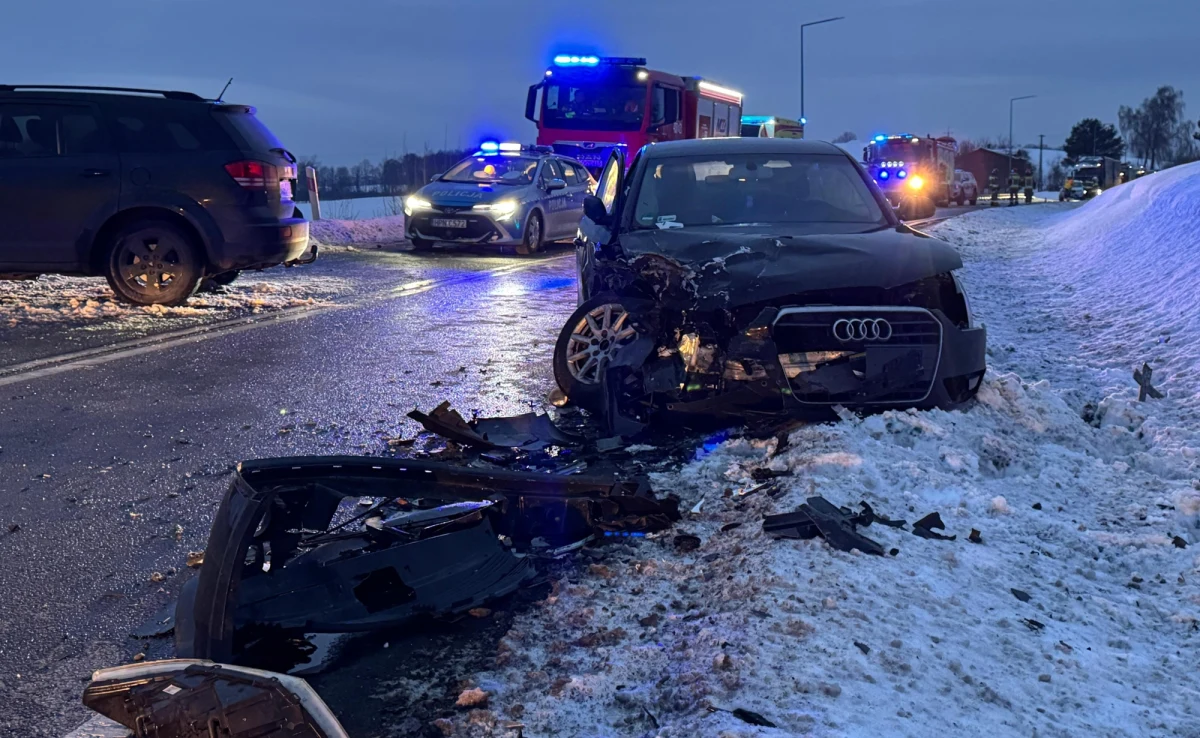 Trzy osoby, w tym dwoje dzieci w wieku 6 i 13 lat, zostały ranne w wypadku na drodze krajowej nr 20 na Pomorzu. W miejscowości Mokrzyn czołowo zderzyły się dwa samochody osobowe.