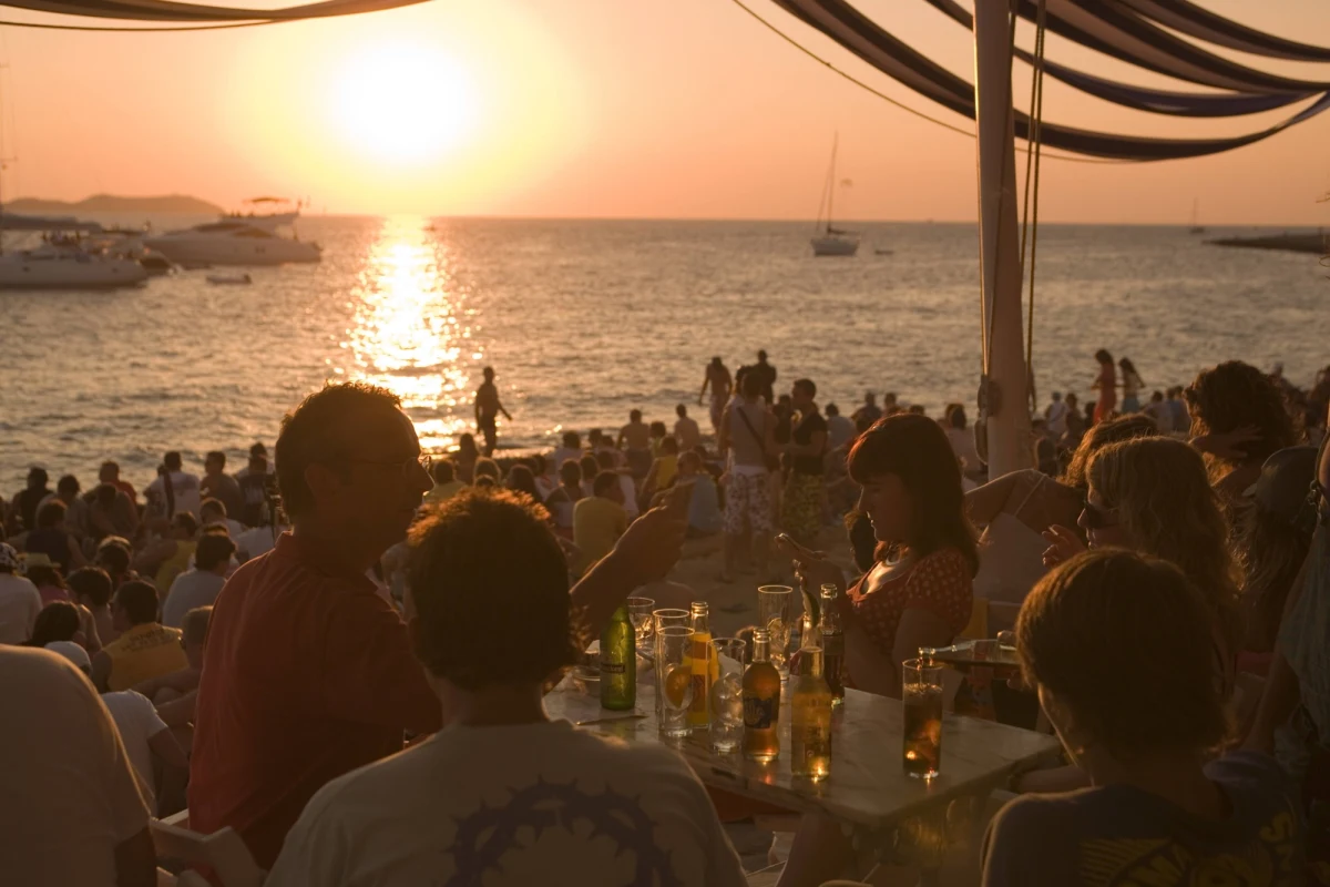 W 2025 roku liczba krótkoterminowych wynajmów turystycznych na Ibizie spadła niemal o połowę w porównaniu z rokiem poprzednim - podaje Reuters powołując się na dane stowarzyszenia Exceltur zrzeszającego przedstawicieli branży turystycznej w Hiszpanii. To efekt zaostrzonych przepisów mających na celu walkę z nadmierną turystyką i rosnącymi cenami nieruchomości. Mimo to ceny mieszkań na Balearach osiągają historyczne rekordy, a dostępność lokali dla mieszkańców dramatycznie maleje.