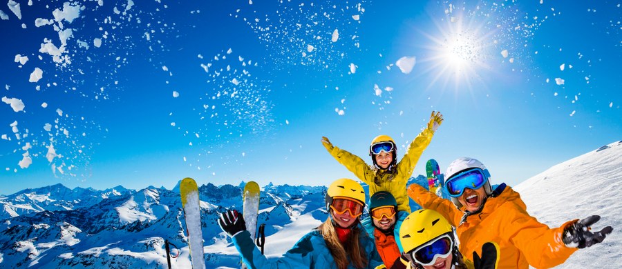 Tegoroczna zima sprawia, że już nie tylko na sztucznie naśnieżanych stokach możemy cieszyć się zimowymi aktywnościami. Przed zbliżającymi się feriami, razem z naszymi ekspertami radzimy m.in. o czym pamiętać w czasie wycieczki na narty, jak reagować na odmrożenia, a także jak ratować się, gdy załamie się pod nami lód.