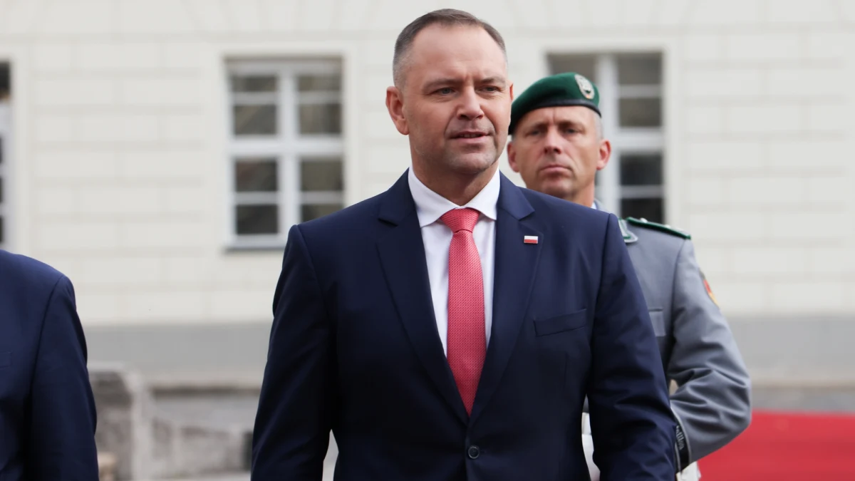 Prezydent Karol Nawrocki po powrocie z Londynu ma zaproponować szefowi MSZ Radosławowi Sikorskiemu termin spotkania dotyczącego nominacji ambasadorskich - ustalił "Dziennik Gazeta Prawna". Według nieoficjalnych informacji rozmowa może odbyć się jeszcze w styczniu.