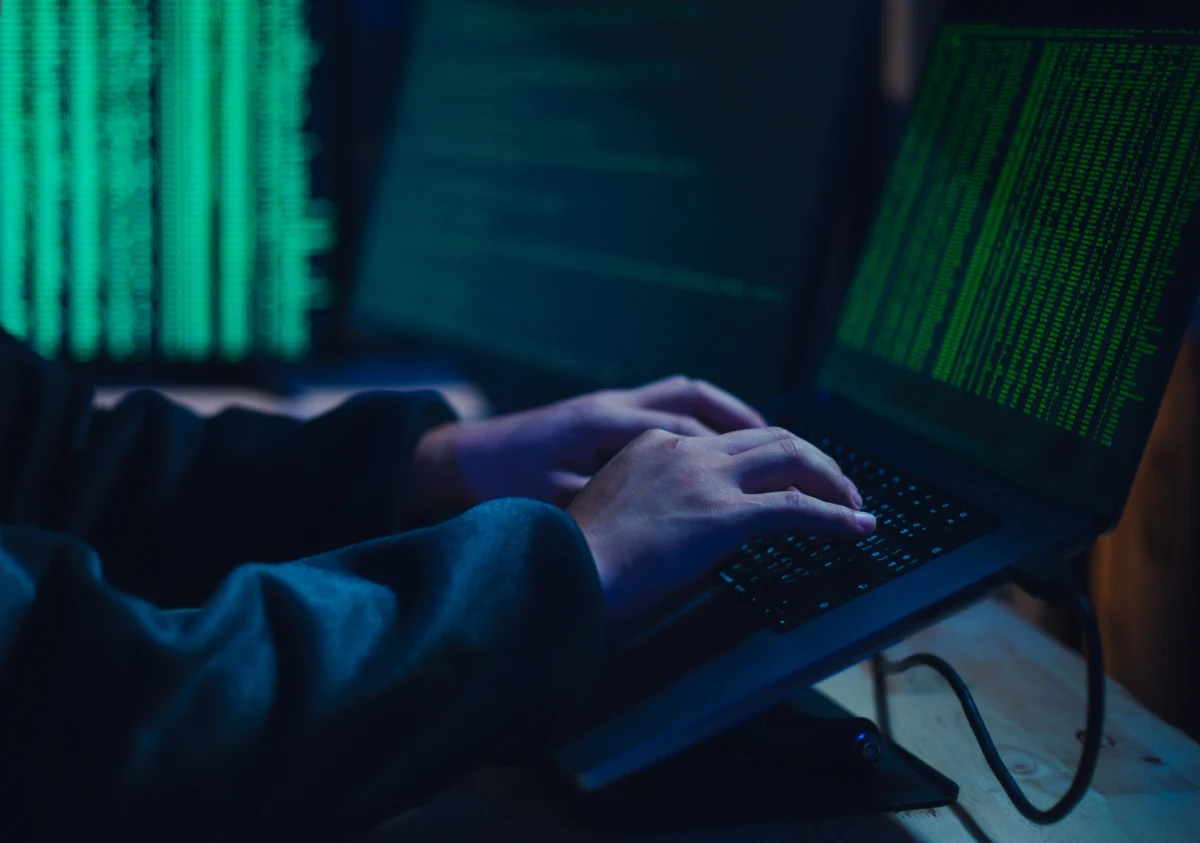 Początek 2026 roku przyniósł bezprecedensową liczbę cyberataków wymierzonych w polskie urzędy. Według najnowszego raportu Polska stała się głównym celem cyberprzestępców w Europie, a liczba prób ataków na sektor rządowy bije rekordy.