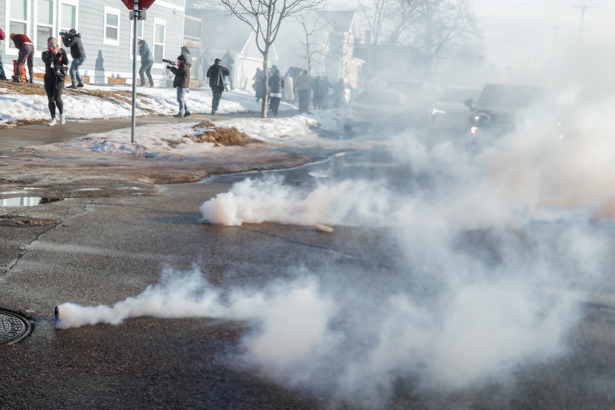 Protesty na ulicach Minneapolis. W ruch poszedł gaz łzawiący