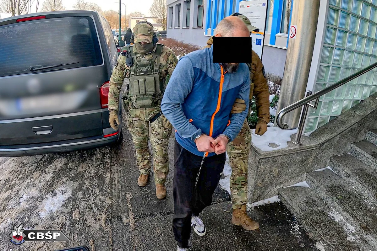 Zagadka kryminalna sprzed lat rozwiązana. W ręce służb wpadł Dominik B. - niegdyś aktywny pseudokibic w Krakowie, któremu zarzuca się zabójstwo 23-letniego Filipa H. latem 2003 r. na Osiedlu Strusia w stolicy Małopolski. Śledczy CBŚP wrócili do niewyjaśnionej sprawy i wiele miesięcy drobiazgowej i żmudnej pracy doprowadziło ich do zatrzymania mężczyzny. Dominik B. decyzją sądu został tymczasowo aresztowany i grozi mu nawet dożywocie.